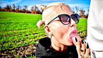 Adorable chica me chupa la polla en medio de un campo y recibe semen en su boca