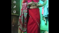 Der indische schwule Crossdresser Gaurisissy xxx nackt im roten Saree zeigt seinen BH und seine Brüste