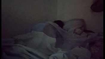 Ein unerwarteter Creampie verwandelt sich in das Bett, das er mit einer geilen Stiefschwester teilt.