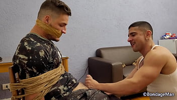 Samuel Hodecker et Lucas Mancinni sont des soldats qui s'amusent avec une pipe attachée et bâillonnée avec du sperme sur le visage | APERÇU