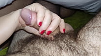 小さなペニスの手コキ。夫の小さなチンポに対する妻の大きなご褒美。射精まで赤い爪で相互手コキ。ラウンドバット2022