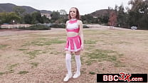 Nuttige Cheerleaderin nimmt es mit sieben hübschen BBC-Hengsten auf