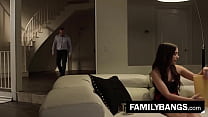 FamilyBangs.com ⭐ Una giovane donna nerd viene esplosa da Old Daddy Instincts, Gia Paige, Marcus London