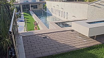 Ragazza asiatica-latina con un grosso bottino scopa in piscina a Hollywood