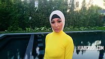 La sorellastra in hijab assaggia il cazzo per la prima volta