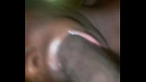 Una joven africana con hermosos labios gordos le da la cabeza descuidada