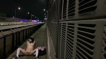 La crossdresser Mayu se met nue sur une passerelle piétonne sur une route nationale la nuit, où passent de nombreux camions, et aime jouer à l'exposition en écartant les jambes en forme de M et en écartant les jambes.