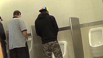 gays gostosos se divertindo em banheiros públicos