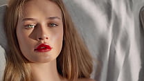 Model Victoria Mur berührt ihren sexy Körper sinnlich – SUPER