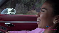 Ameena Green sendo uma garota safada no carro, esfregando a buceta e chupando pau
