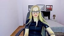 Blondine mit kleinen Titten posiert nackt vor der Webcam