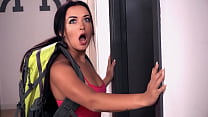 La ragazza dalle tette enormi Candy Alexa scopata analmente nella lavanderia da un grosso cazzo - HORNY HOSTEL
