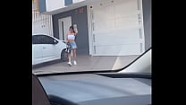 jovencita vaquera recibiendo palanca  en el carro de un conductor en zona publica