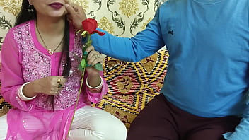 La bellissima moglie indiana celebra la speciale settimana di San Valentino Happy Rose day, chiacchiere sporche con voce hindi, Saara fa un footjob