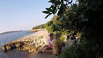 joven profesora me chupa la polla en una playa pública de Croacia delante de todos - es muy arriesgado con gente cerca- MissCreamy