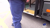 ¡Una estudiante es follada en un autobús delante de mirones!