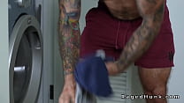 Compagni di stanza muscolosi e tatuati scopano anale in salotto