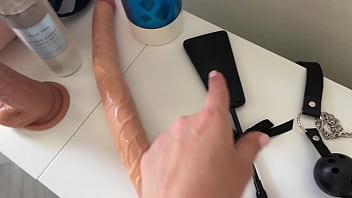 Une MILF en chaleur teste un masturbateur sur un mec masqué et chevauche sa grosse bite