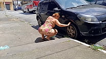 Nettoyer la voiture dans la rue sans culotte à la vue de tous