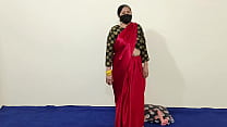 Masturbazione della zia indiana hindi con un grosso dildo in sari