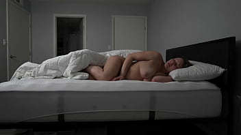 Er schlüpfte ins Bett, dann schlüpfte er in mich und ich hatte ZWEIMAL einen Orgasmus!