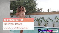 Die schwarze BBW Maryam Iman in versauten Kettenunterwäsche schwimmt nackt im Pool
