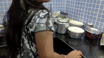 Devar analphabète grossier pur desi aimant bhabhi solitaire dans la cuisine