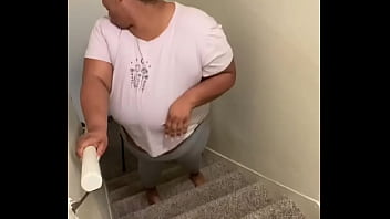 Er hat meine fette Muschi auf der Treppe vollgespritzt