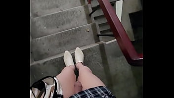 [Transvestit] Mädchen mit schönen Beinen kommt im Treppenhaus