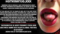 Hotkinkyjo en résille sexy lui baise le cul avec de nombreux gros godes et fist anal en studio
