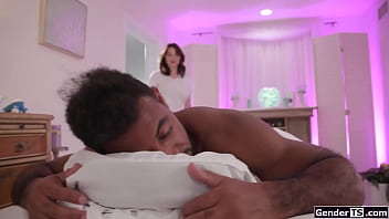 Tgirl Emma Rose le da a su cliente el mejor masaje anal de todos los tiempos