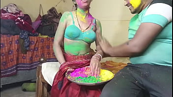 Célébration du premier festival indien avec la femme d'un voisin