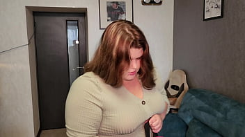 Une étudiante potelée en robe courte aime sucer des bites et avoir un creampie dans son petit trou