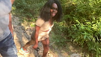友達と私はホットな黒人の女の子を滝に連れて行き、彼女のペニスを与えました