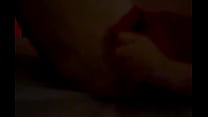 Горячая и грудастая милфа в красном нижнем белье мастурбирует, пока муженек снимает видео.
