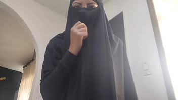 Une MILF arabe se masturbe en éjaculant la chatte jusqu'à un orgasme brutal devant sa webcam tout en portant le niqab porno hijab XXX