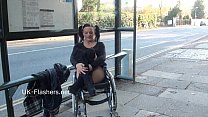Esibizionismo all'aperto di Paraprincess e mostra lampeggiante di bambina in sedia a rotelle