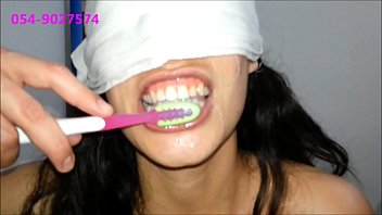 Sharon из Тель-Авива чистит зубы спермой