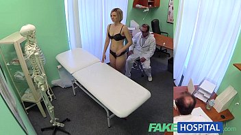 FakeHospital Un nuovo medico riceve una MILF arrapata nuda e bagnata dal desiderio