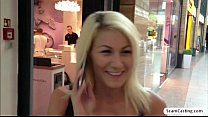 Великолепная блондинка Йенна показывает свою красивую пару сисек за большие деньги
