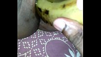 Fille tamoule joue avec une banane