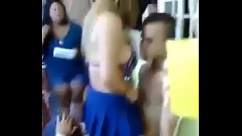 Edecan jovencita bailando untando su culo