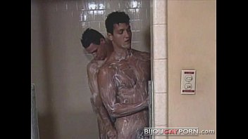 Lockerroom Fuck da Classic Gay Porn SOTTO LA CINTURA (1985)