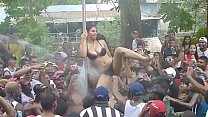 Женщины раздеваются на панамском карнавале - 2014