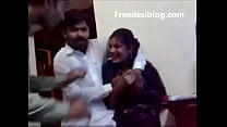 Paquistaní desi chica y chico disfrutan en albergue habitación
