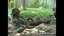 Soldado negro se masturbando do lado de fora