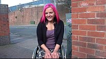 Im Rollstuhl gefesselte Leah Caprice in britischem Blitzen und Nacktheit im Freien
