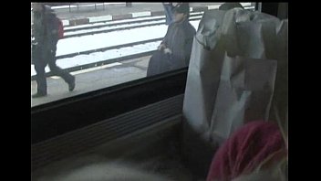 21 años de edad chupando polla en el tren
