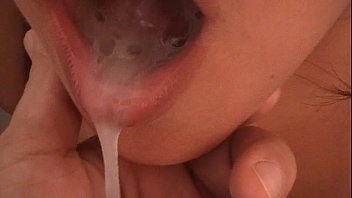Renatinha llenándose la boca de esperma caliente MOD