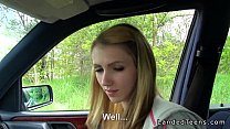 Teen blonde échouée baise dans une voiture pov